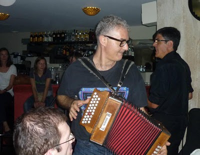 Concert de JoMo (Jean-Marc Leclerq) lors d'un café espéranto parisien.
 - 