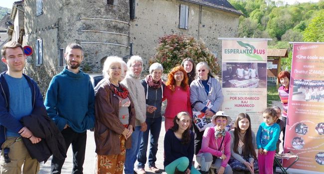 Le groupe espérantiste devant son stand. / Photo DDM
