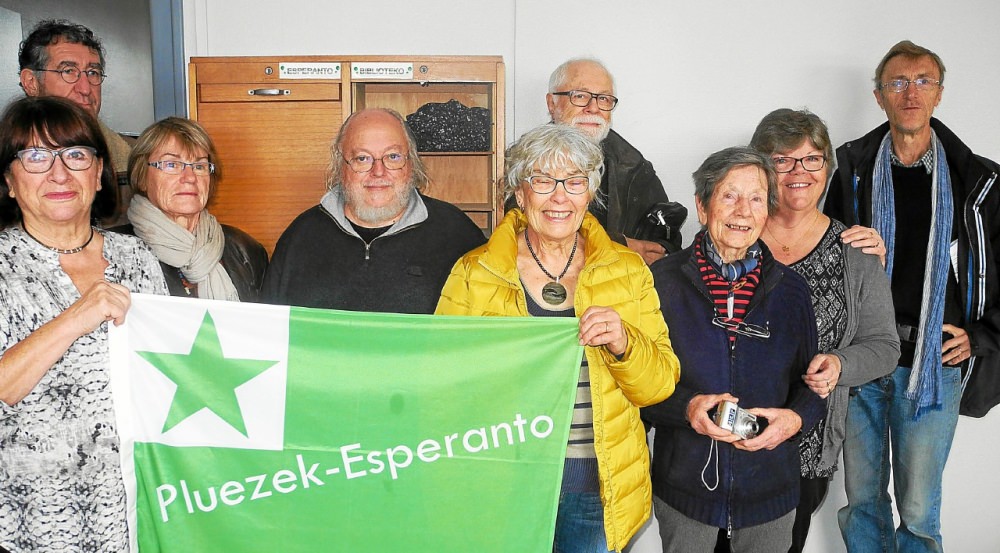 Plouezec - Le Conseil d'administration autour de son président