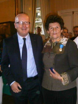 remise de médaille à Monique Arnaud
 - 