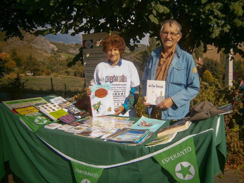 Stand à la fête des Alp'ternatives, à Rambaud