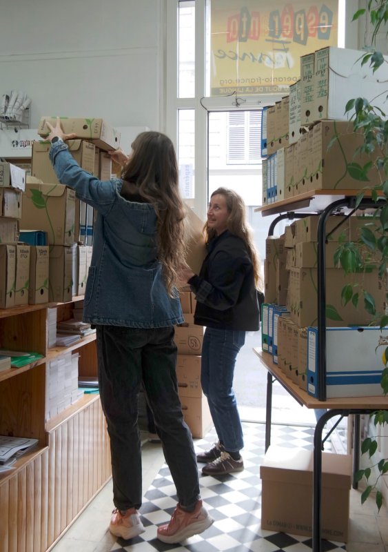 A. Burton et É. Madrelle, des Archives nationales, au siège d'Espéranto-France