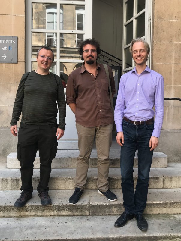 Jesper Jacobsen, avec Jorge Camacho et Nicola Ruggiero, devant le ministrère de l'Éducation nationale, à Paris